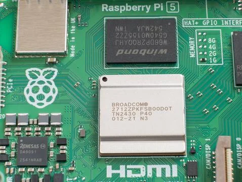 Extreme macro of Raspberry Pi 5 Broadcom CPU chip on green circuit board Stock-Fotos