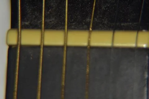 Extreme macro shot of instrument strings of acoustic guitar. 库存照片