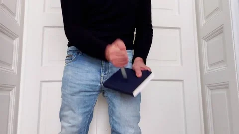 Extreme Precision: Dropping a Sharp Knife Directly Into a Journal Vídeos de archivo 328368819