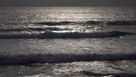 Extreme slow motion deep seascape view with sun flecks on water surface. Vídeos de archivo 71468554