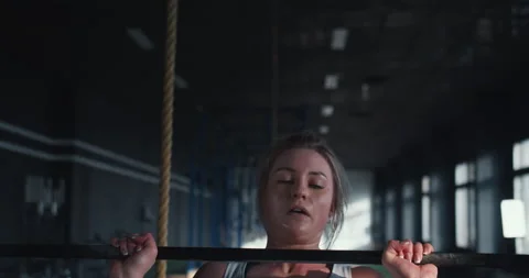 Extreme weightlifting workour. Close-up young muscular strong blonde woman lifts Video stock 148512294