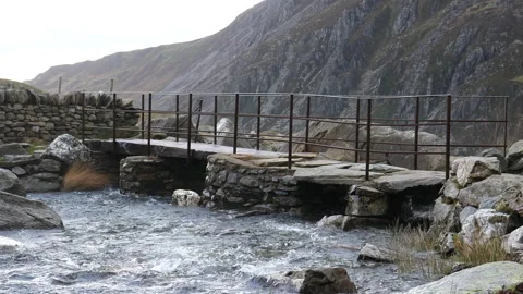 Extreme wind blowing mountain stream water Vídeo Stock 196317667