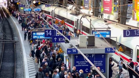 Extremely crowded Hamburg Central station - the main train station - HAMBURG Vídeos de archivo 229424094