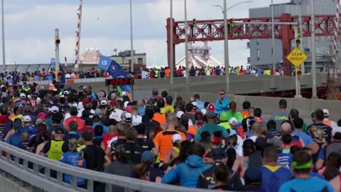 Extremely crowded Marathon race in NYC. People crossing Pulaski Bridge Stock Footage 147961087