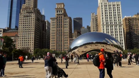 Extremely slow pan &amp; time lapse of crowds zipping around the Chicago Bean Vídeos de archivo 220387563