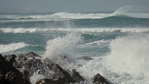 Extremes Waves crushing coast. Stock Footage 156202855