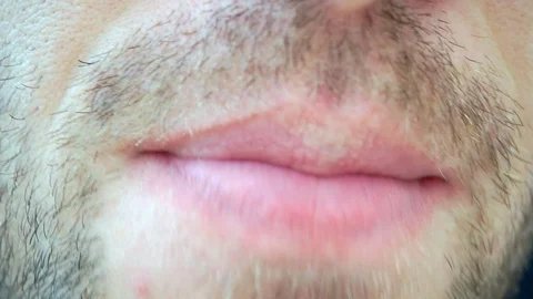 Extrime close-up man with stubble eats pizza and drinks juice from a plastic cup Vídeos de archivo 100532138