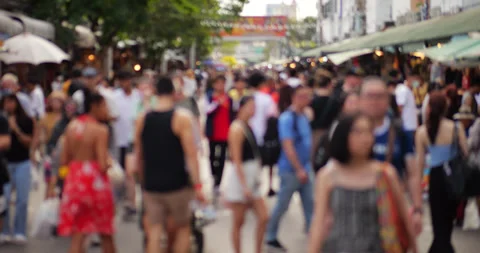 Eye-level blurred perspective on busy pedestrian alley of Chatuchak market 库存影片 326375080