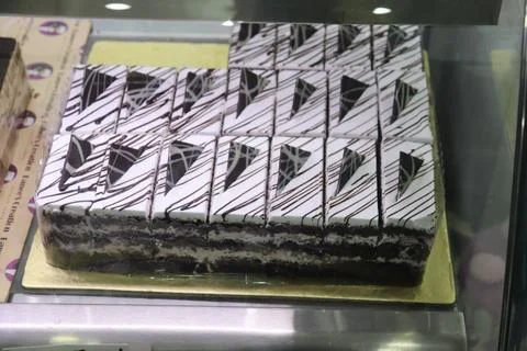 Eye-level shot showcasing rectangular cake pieces. The square portions have l Stockfoto's
