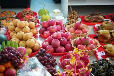 Eye level view on table of apple,orange,pineapple,apple,grape,trolley, desser Stock-Fotos