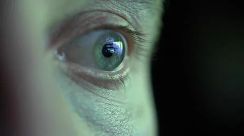 Eye Looking at Computer Screen Programming Hacker Code Reflecting in Eyeball Foto stock