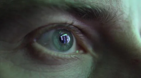 Eye Looking at Computer Screen Programming Hacker Code Reflecting in Eyeball 库存照片