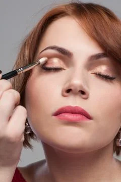 Eye makeup tutorial. Beauty model style Foto stock