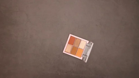 Eye shadow palette appear fast on background and spins in circle - Stop motion Stock Footage 123093904