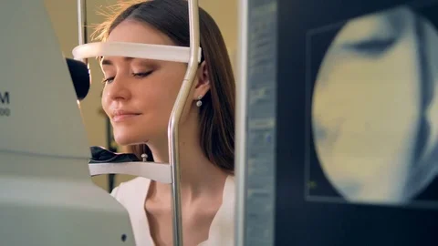 An eye testing device calibrates its position. Stock Footage 84652652