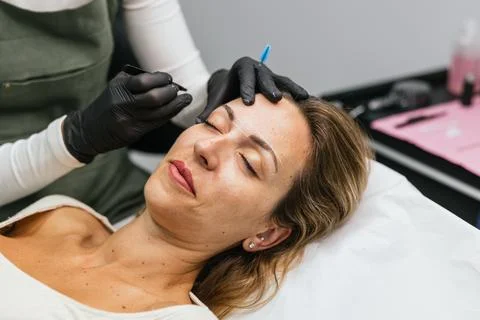 Eyebrow design preparation for microblading procedure Stock-Fotos