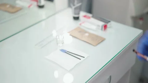 The eyebrow master lays out the tool on the desktop in the eyebrow studio. 库存影片 144639823
