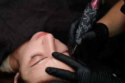 Eyebrow permanent makeup procedure Stock-Fotos