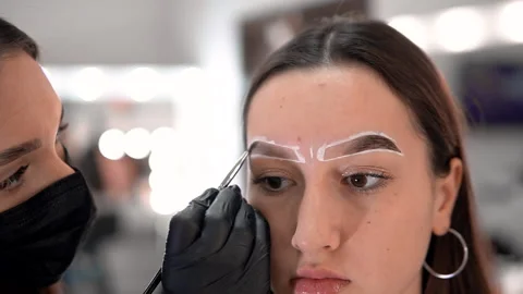 Eyebrow shaping process close-up Stockbeeldmateriaal 146531502