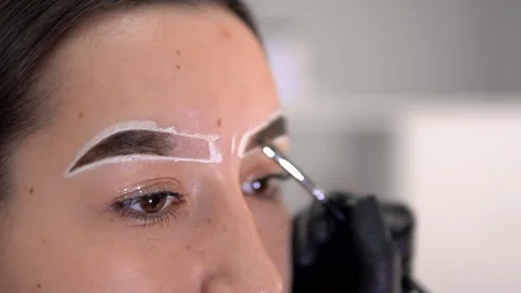 Eyebrow shaping process close-up Vídeos de archivo 146531537