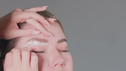 Eyebrow Shaping Utilizing Advanced Professional Techniques in Comprehensive Video stock 315858340