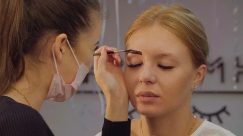 Eyebrows correction in the beauty salon. Stock-Footage 88588441