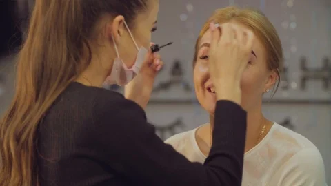 Eyebrows correction in the beauty salon. Stock Footage 88590690