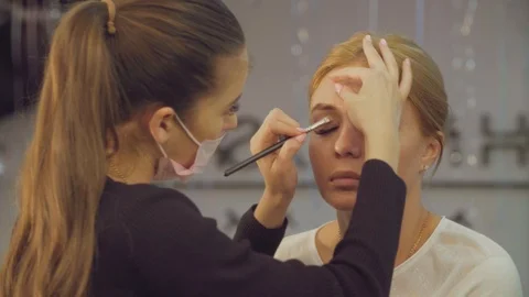 Eyebrows correction in the beauty salon. Video stock 88591148