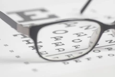 Eyeglasses on eyesight test chart background. Foto stock