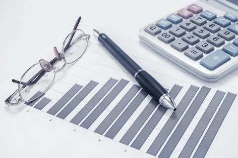 Eyeglasses, pen, chart document and calculator Foto stock