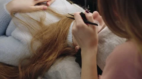 The eyelash lamination master puts the eyelashes on the roller pad Stock Footage 195320657