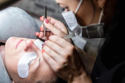 Eyelash stacking. Process of eyelash extensions in the beauty studio Foto stock
