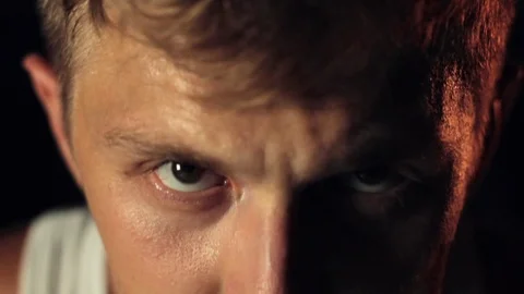 Eyes of determined man in close-up Vidéo 77876497