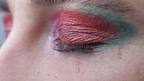 Eyes for a make up tutorial on eye shadow Vídeos de archivo 305491737