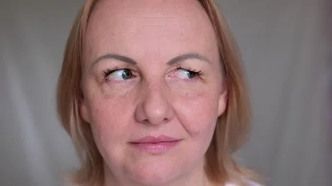 Eyes move from side to side, closeup. Woman brown eyes look from right to left Vídeo Stock 306988559