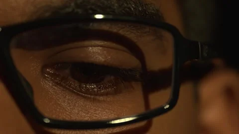 Eyes moving around 2 Stock-Footage 288232672