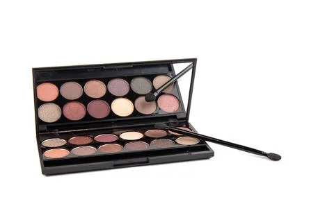 Eyeshadow palette. Black plastic case with twelve powder matte, glitter paint Foto stock