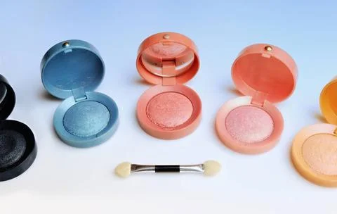 Eyeshadow set Eyeshadow set with blue gradient background Copyright: xZoon... Stock-Fotos