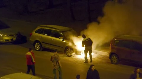 Eyewitnesses fire extinguish car Stock Footage 35045102
