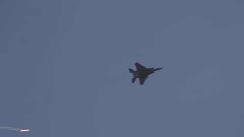 F-15 Eagle deploys flares at WINGS OVERS WAYNE 2017 airshow Stock-Footage 75984499