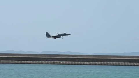 F-15 eagle fighter jet landing at air base Vidéo 337700982