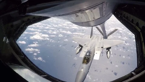 F-15 Eagle peels away from boom of KC-135 Vidéo 103675939