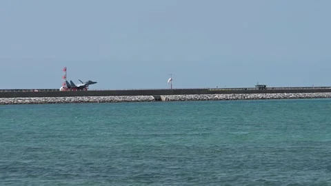 F-15 fighter jet approaching runway over ocean 库存影片 337701006