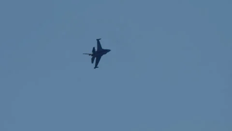 F-16 Fighter Jet Performing Aerial Maneuvers Vidéo 329668846
