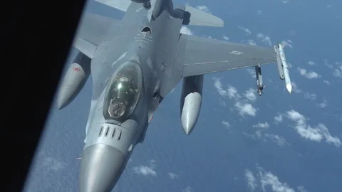 F-16 Fighting Falcon approaching boom for aerial refueling Видео 103675956