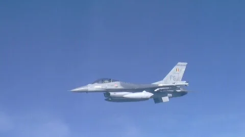 F-16 in flight zooming in Video stock 700824