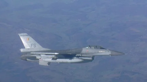 F-16 in flight zooming in Video stock 706431