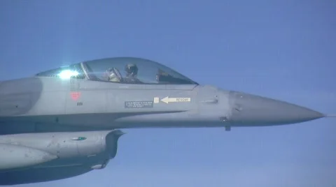F-16 in flight zooming in Video stock 706432
