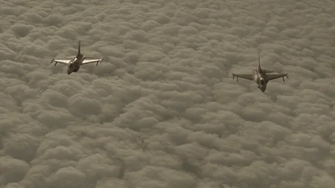 F-16 jets flying above the clouds in the sky and fire missiles Vidéo 114019397