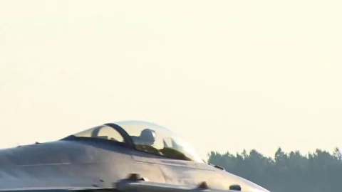 F-16 Taxiing Stockbeeldmateriaal 80976875